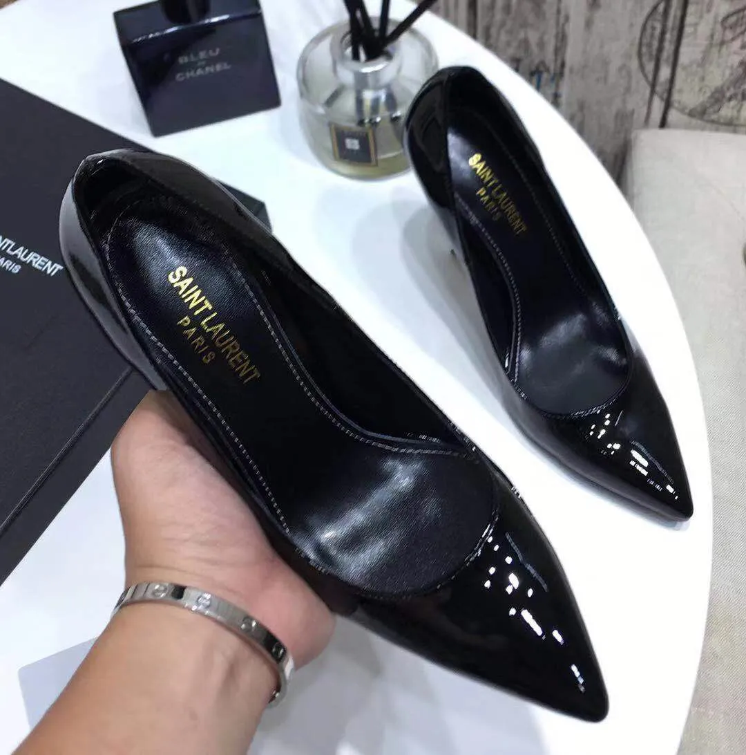 👟👟Ex-factory price 560👟👟 SAINT LAURENT 👟👟Ex-factory price ARIS-CASSANDRA] Saint Laurent YSL classic YSL logo and high heels💪💪💪Yves Saint Laurent’s imaginative design is amazing. If you can’t get the genuine product, why don’t you buy this pair? The upper is made of patent leather and cowhide imported from Italy. The lining/foot pads are made of sheepskin imported from Italy. The heel height is 11cm. It is cast from ultra-high-strength steel. It has passed various high-strength tests and will not break the heel (chopping and smashing). The original molded leather outsole is 35-40 (codes 34, 41, 42.43 can be customized without return or exchange)